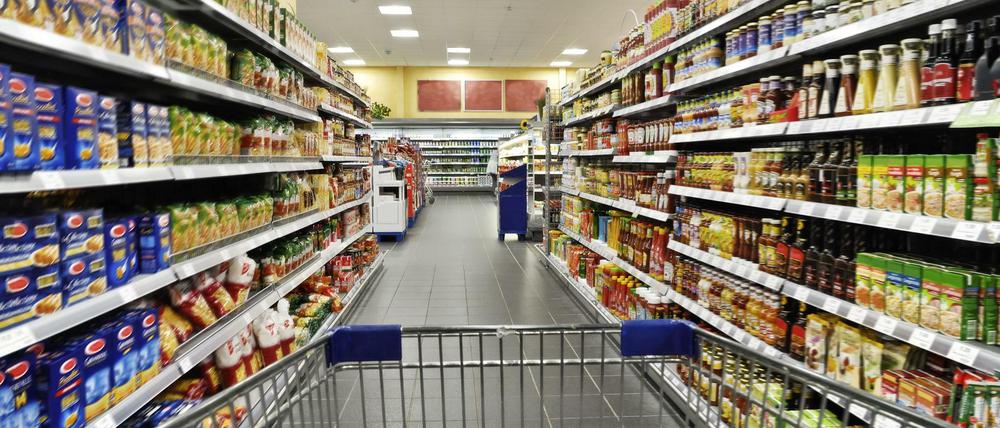Ab ins Körbchen. Mit ihrer Preispolitik zwingen die Discounter auch Supermärkte zum Handeln.