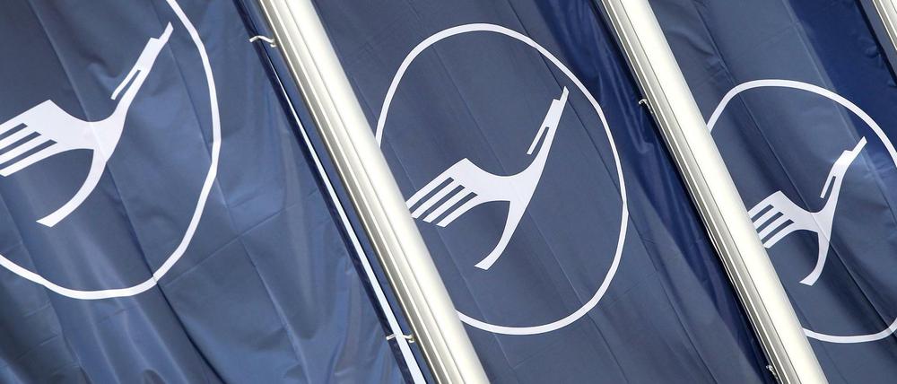 Flaggen mit dem Logo der Lufthansa wehen am Frankfurter Flughafen. 