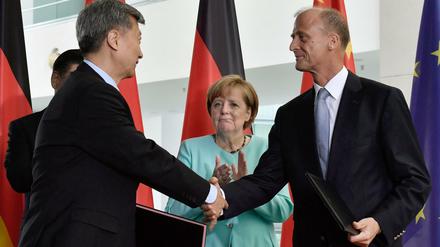 Angela Merkel klatscht am Mittwoch mit den Händen, als Airbus-Chef Tom Enders die chinesische Delegation begrüßt.