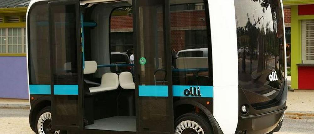 Mit 20 km/h rollt der fahrerlose Bus Olli los, zwölf Fahrgäste finden in ihm Platz. 