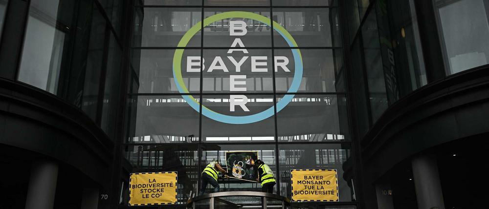 Zwei US-Rentner haben dem deutschen Traditionskonzern Bayer eine schwere Schlappe zugefügt - es geht um die Tochter Monsanto. 