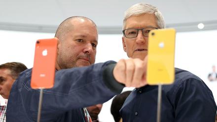 Jony Ive (links) und Apple-Chef Tim Cook mit dem iPhone XR im September 2018 in Cupertino.