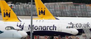 Alles bleibt am Boden: Maschinen der Monarch Airlines stehen am Montag in Manchester. 