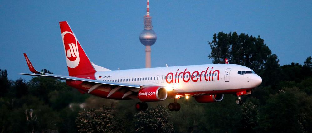 Eine Air-Berlin-Maschine mit dem Fernsehturm im Hintergrund.