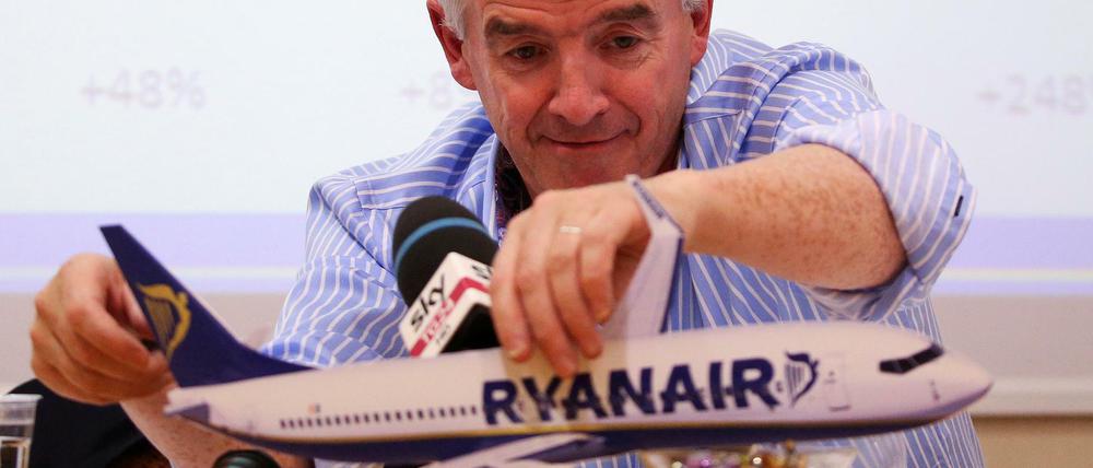 Ryanair CEO Michael O'Leary mit einem Miniaturflugzeug. 