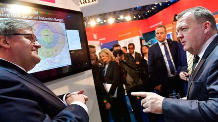 Der dänische Ministerpräsident Lars Lokke Rasmussen (rechts) besichtigt die Smart Country Convention in Berlin. 