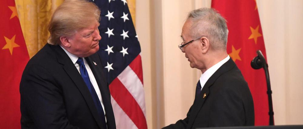 Der chinesische Vize-Premier Liu He mit US-Präsident Donald Trump in Washington.