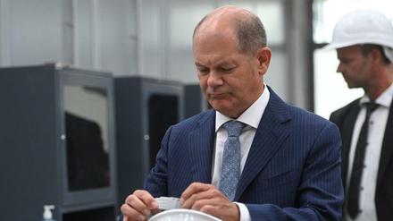 SPD Chancellor candidate Olaf Scholz adjusts his helmet during his visit to the Jaeckering Group, a family-owned German company producing wheat starch in Hamm, western Germany, on August 13, 2020. - Germany&amp;apos;s centre-left Social Democrats have nominated Finance Minister Olaf Scholz to lead them in the race to succeed Angela Merkel as chancellor in next year&amp;apos;s federal election. (Photo by Ina FASSBENDER / AFP)