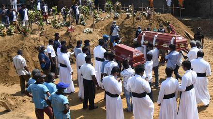 Trauer in Sri Lanka. Inzwischen weiß man mehr über jene Attentäter, die mehr als 300 Menschen töteten. 