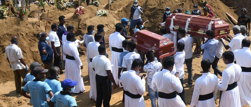 Trauer in Sri Lanka. Inzwischen weiß man mehr über jene Attentäter, die mehr als 300 Menschen töteten. 