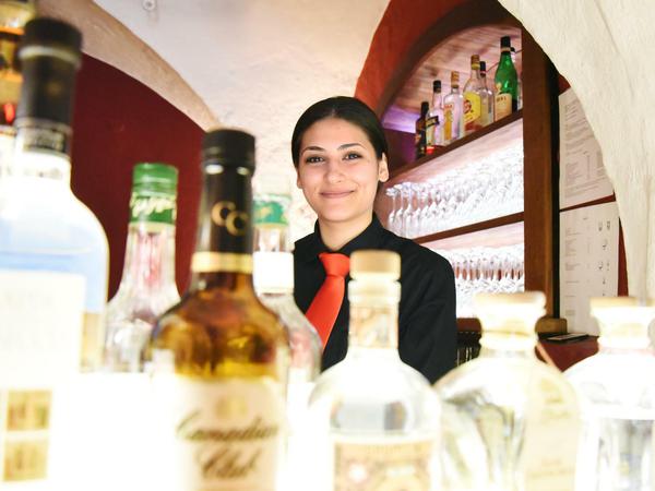 Auszubildende Asena Ceviz hinter der Bar.