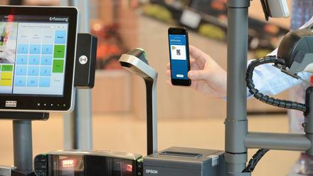 Wer die App "Lidl Plus" beim Einkauf scannt, gewährt dem Discounter Einblick ins eigene Kaufverhalten.