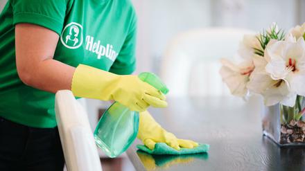 Helpling: Die Firma bekann 2014 mit der Vermittlung von Reinigungskräften. Jetzt kommen unter anderem Maler und Profi-Fensterputzer dazu.
