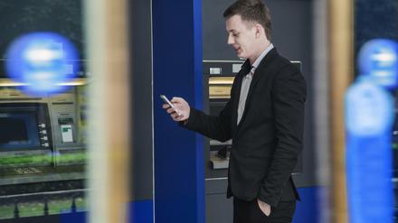 Ganz verzichtbar werden Geldautomaten wohl nicht. Aber viele Bankgeschäfte lassen sich schon heute übers Smartphone abwickeln.