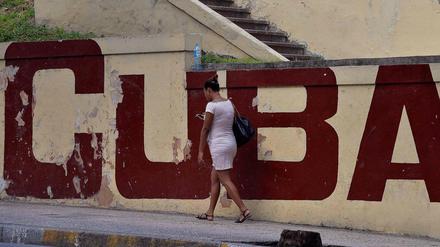 Wifi goes Havannah: Eine Frau checkt ihr Smartphone in der kubanischen Hauptstadt.