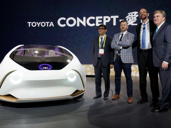 Spielverderber oder Realist: Gill Pratt, Chef-Forscher von Toyota (hier 3. von rechts im Bild), sagte auf der CES: „Auf Jahrzehnte hin wird es keine völlig autonom fahrenden Autos geben“