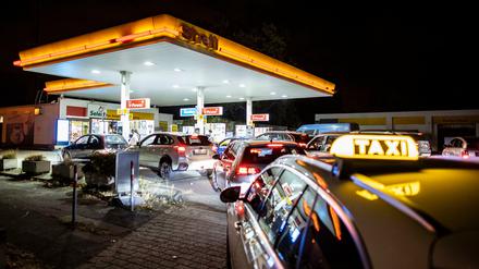 Duisburg: Lange Schlangen an einer Tankstelle in Duisburg am letzten Tag der Steuersenkung auf den Spritpreis.