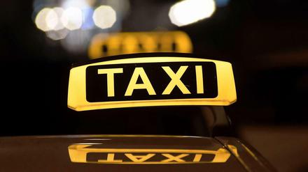 Straßenkampf? Vielen ist das Taxi zu teuer, anderen zu gewöhnlich. Gegen Konkurrenzangebote geht das klassische Taxigewerbe vor. 