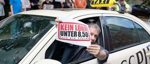 Bei einer Aktion in Berlin schlossen sich auch Taxifahrer der Forderung nach Lohnuntergrenzen an.