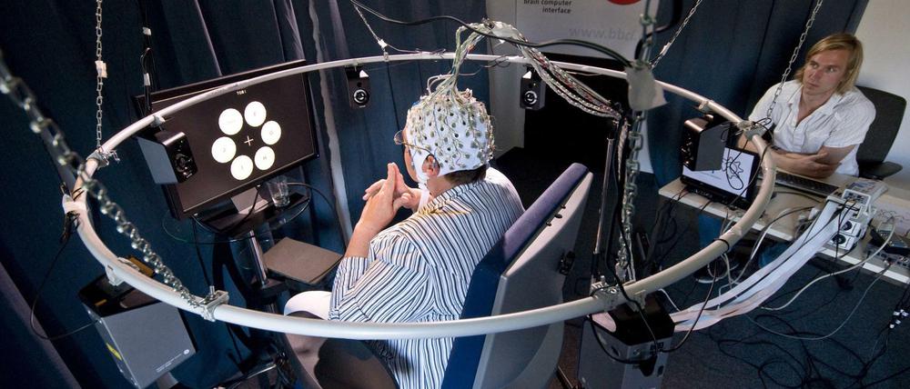 Wissenschaftler experimentieren schon lange mit Hirn-Computer-Schnittstellen, wie hier an der TU Berlin. 