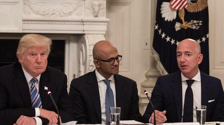 Hier war das Verhältnis noch besser: Donald Trump, Microsoft CEO Satya Nadella und Amazon CEO Jeff Bezos vor einem Jahr im Weißen Haus.