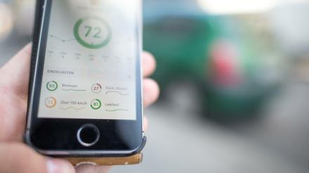 Das Sytem funktioniert über eine Smartphone-App in Verbindung mit einem Bluetooth-Stecker im Auto.