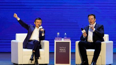 "Wenn Du dein Smartphone vergisst, ist es, als fehlten Dir Gliedmaßen", findet Tesla-Chef Elon Musk (l.). Mit Alibaba-Chef Jack Ma ist er nicht immer einer Meinung. 