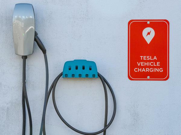 Eine Ladestelle für Elektrofahrzeuge der Marke Tesla.