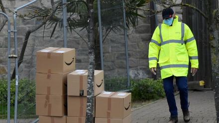 Es gibt erste Anzeichen: Amazon, lange kritisiert für die Behandlung der Arbeiter, kommt seinen Mitarbeitern entgegen.