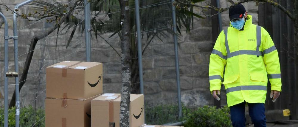 Es gibt erste Anzeichen: Amazon, lange kritisiert für die Behandlung der Arbeiter, kommt seinen Mitarbeitern entgegen.
