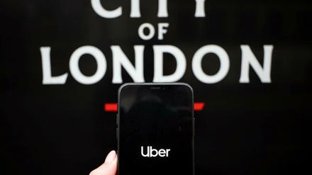Das Uber-Logo auf einem Smartphone: In London könnte für den Fahrdienstanbieter in drei Wochen vorerst Schluss sein. 