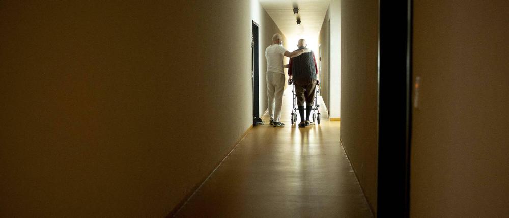 Mehr als eine Million Menschen sind hierzulande in der Altenbetreuung beschäftigt. 