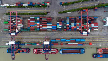 Container im Hafen von Huaian in der chinesischen Provinz Jiangsu