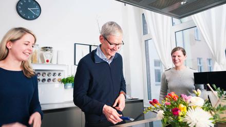 Hoher Besuch. Apple-Chef Tim Cook mit Kitchen Stories Gründerin Verena Hubertz (links) und ihrer Mitarbeiterin Julie Myers