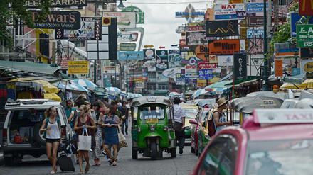 Vom Angebot überfordert. Auch selbsternannte Individualtouristen landen immer wieder an den selben Orten - wie hier auf der Khaosan Road in Bangkok, dem Treffpunkt der Rucksack-Touristen.
