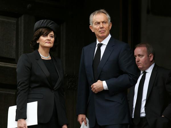 L'ancien Premier ministre britannique Tony Blair (à droite) et son épouse Cherie Blair (à gauche) ont économisé des centaines de milliers de livres d'impôts en achetant une propriété à Londres.