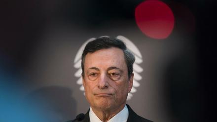 Der Präsident der Europäischen Zentralbank, Mario Draghi, spricht nach seinem Besuch im Bundestag zu den Medien. 