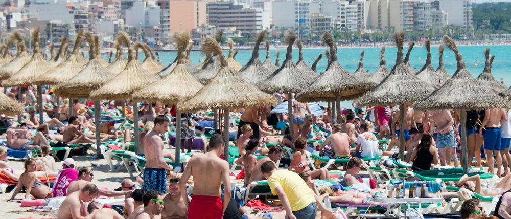 Volle Strände auf Mallorca? Der Tourismusminister glaubt nicht, dass vor August Urlauber kommen werden. 