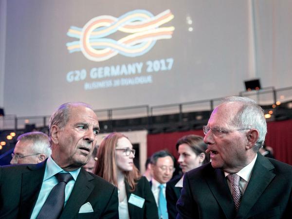 Unternehmer Jürgen Heraeus (links) wurde von den Spitzenverbänden der Wirtschaft beauftragt, die "Business20 (B20)" zu koordinieren. Auf der Konferenz im Berliner Tempodrom tauschte er mit Bundesfinanzminister Wolfgang Schäuble aus.