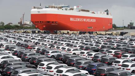 Neuwagen von Mercedes-Benz stehen auf dem Autoterminal der BLG Logistics Group in Bremerhaven.