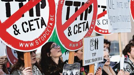 Proteste gegen die Freihandelsabkommen TTIP (mit USA) und Ceta (mit Kanada) vor dem EU-Ratsgebäude in Brüssel (im Mai 2016).