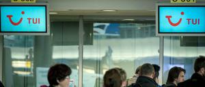 Fluggäste stehen am Dienstag vor dem Abflugschalter der Tuifly auf dem Flughafen in Hannover.