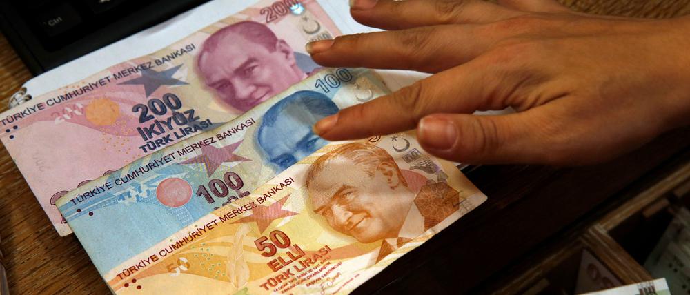 Ein Mitarbeiter einer Wechselstube in Istanbul zählt türkische Lira-Banknoten (Archivbild).