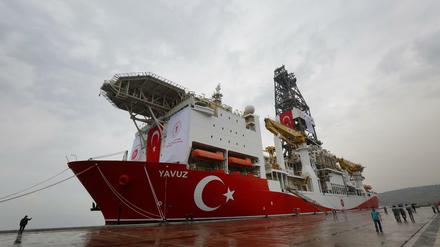 Das türkische Bohrschiff "Yavuz" steht im Hafen von Dilovasi, bevor es ins Mittelmeer entsandt wird um nach Gas zu bohren.