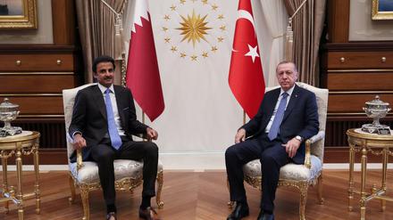Der türkische Präsident Tayyip Erdogan empfängt das Staatsoberhaupt von Katar, Sheikh Tamim bin Hamad al-Thani in Ankara.