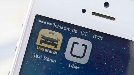 Taxi oder Uber. Die traditionellen Taxi-Unternehmen empfinden den Konkurrenzkampf mit dem US-Unternehmen als ungleich.