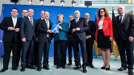 Der Sachverständigenrat hat sein Jahresgutachten an Kanzlerin Angela Merkel (CDU) und Bundesfinanzminister Olaf Scholz (SPD) übergeben.