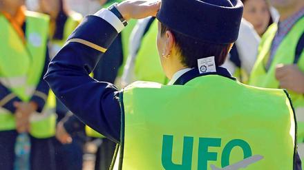 Die Mitarbeiter bei "Germanwings" verdienen bis zu 40 Prozent weniger als Lufthansa-Beschäftigte, kritisiert die Gewerkschaft der Flugbegleiter Ufo.