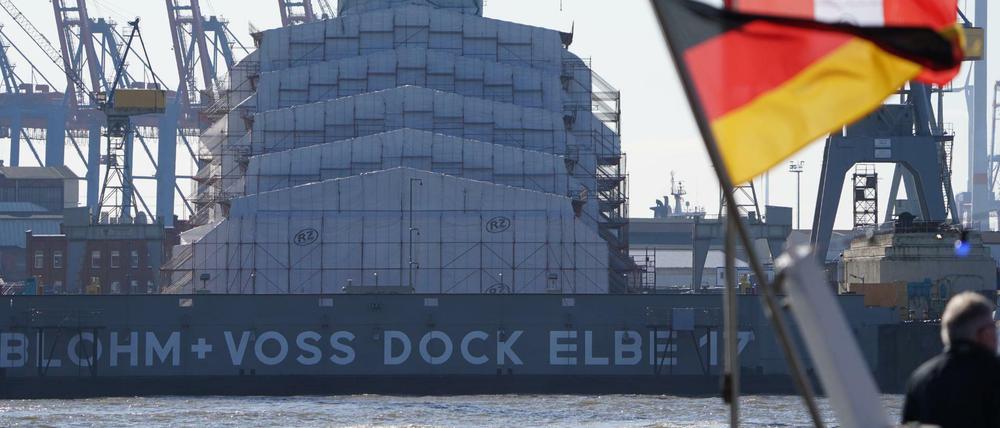 Die Luxusyacht eines Oligarchen wird im Hamburger Hafen überholt. Von Hamburg aus werden keine Container mehr nach Russland verschifft. 