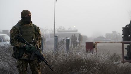 Ein ukrainischer Soldat bewacht ein Gebiet in der Nähe von Odradiwka, Ostukraine.